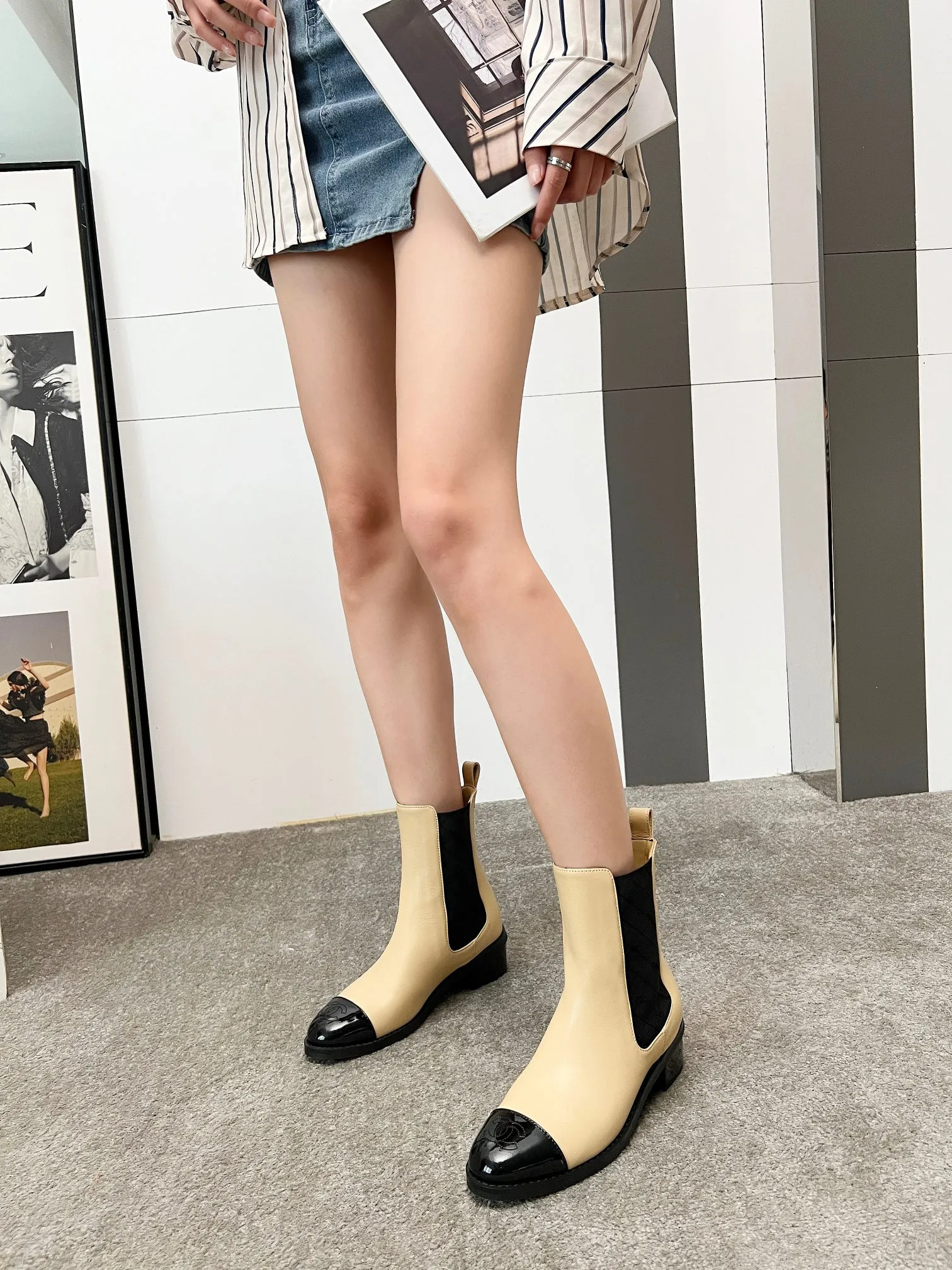 👟👟Ex-factory price 580👟👟 2025CHANEL These Chanel boots are amazing✨ Classic color matching, with a sense of high-end, the details of the toe are exquisite, and the fashion is instantly full when you put them on~ The different colors are easy to spot, and you can wear them with skirts and trousers to create a unique grandma style. Whose fashion DNA has touched it, I won’t tell you👀 Own it and you will want to carry the wind with you when you walk. These are fashionable and essential boots 👢 Fabric: cowhide Lining: sheepskin Color: black white apricot Heel height: about 4cm Tube height: 6 inches Size: 5-40 (41 customized)